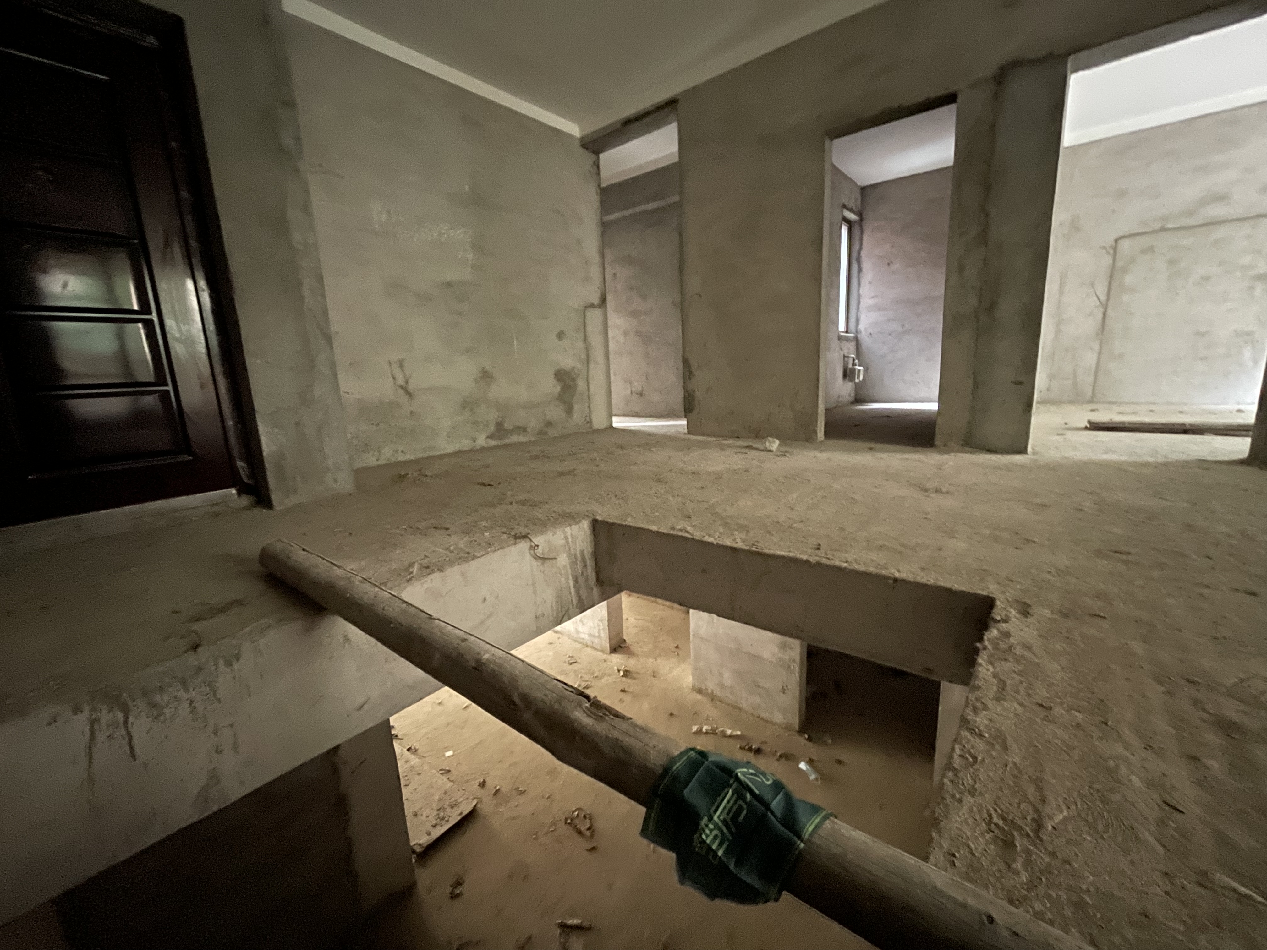 绿地香格里拉.1.2楼复式带花园.前面可以养宠物.种花种菜.小区绿植环绕.空气清晰