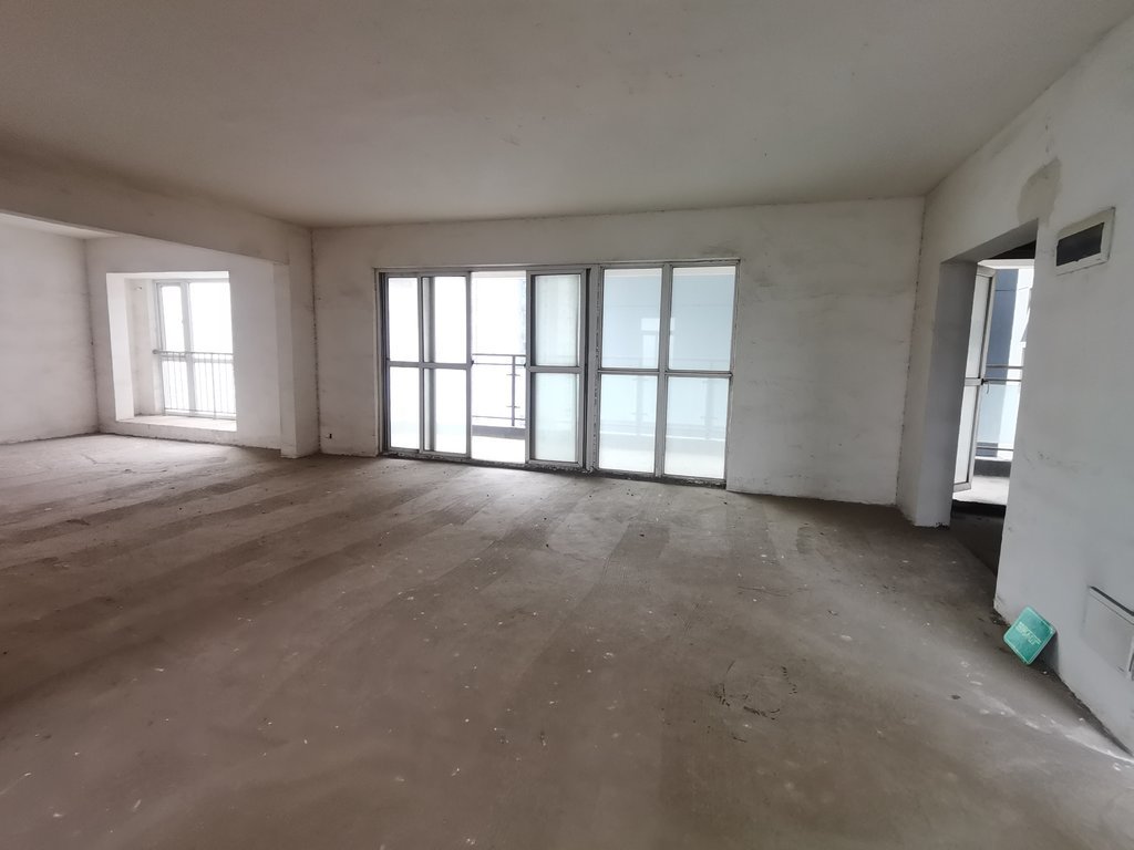 福星城，毛坯大三房，中高好楼层，城南好地段，单价5000！