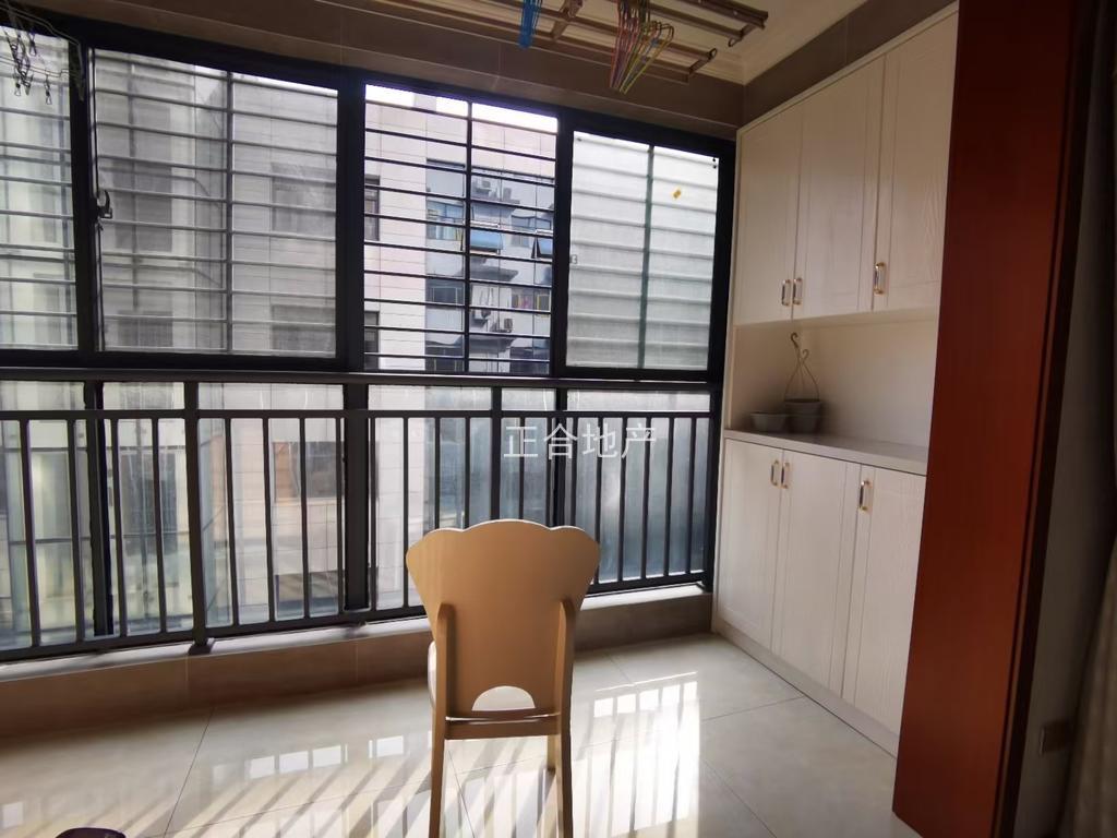 四中旁，精装三房两卫，电梯小高层，单价4千多，业主急售，