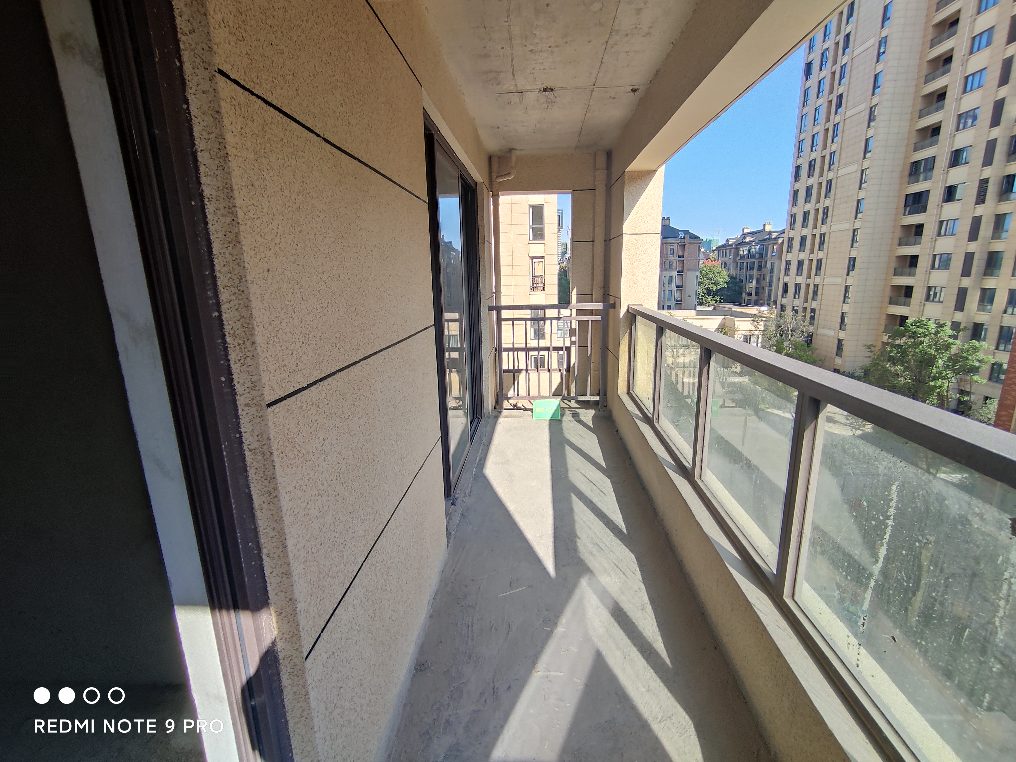 绿地香格里拉电梯好楼层毛坯三房两卫环境优美价格便宜急售