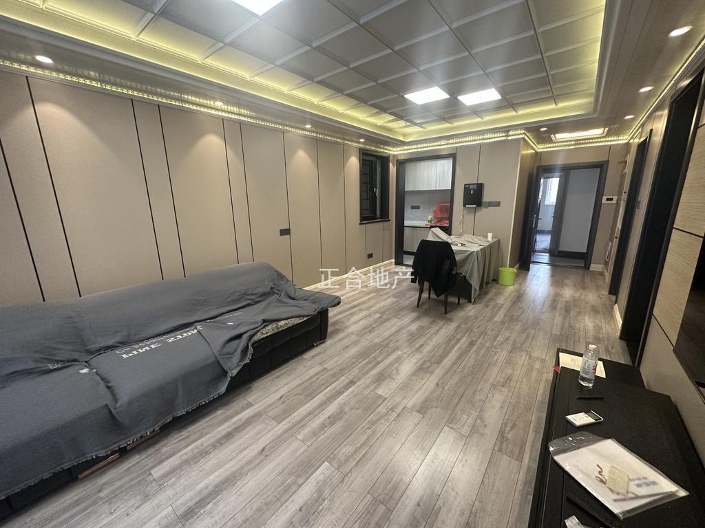 房东诚心出售、满庭春，中间楼层，精装供暖三房装修了20大几万，证满二，看中可谈