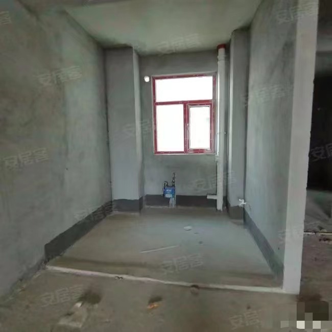 311，捡漏！房东急售，风和日丽，4房​，单价4500，送车位，电梯好楼层，采光好