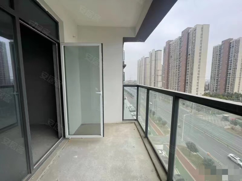 亏本急售，蓝天白云，边户，单价6000，还送车位，电梯好楼层，捡漏