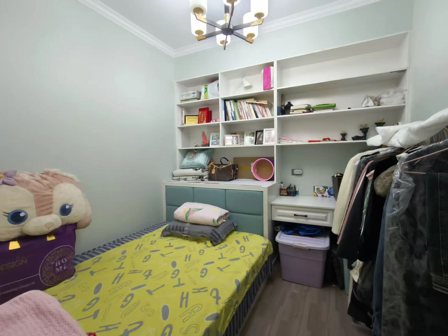 捡漏2，东区车站旁，步梯好楼层2楼，精装3房2厅，有证，拎包入住