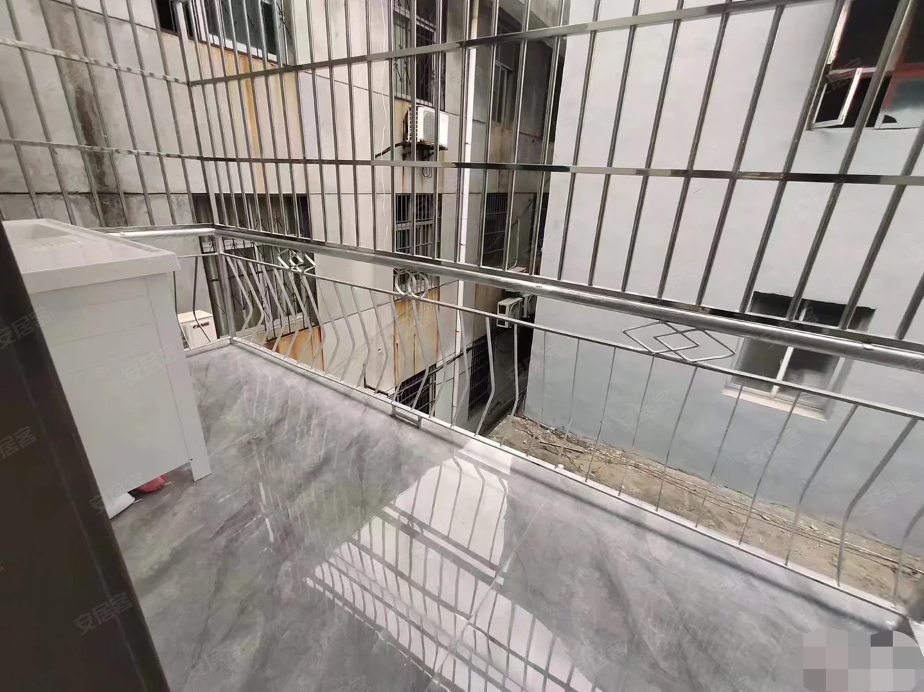 降价了，仙商附近，环球旁，配套齐全步梯3楼，精装三房，带大院子，证件齐全，赠送10多个平方