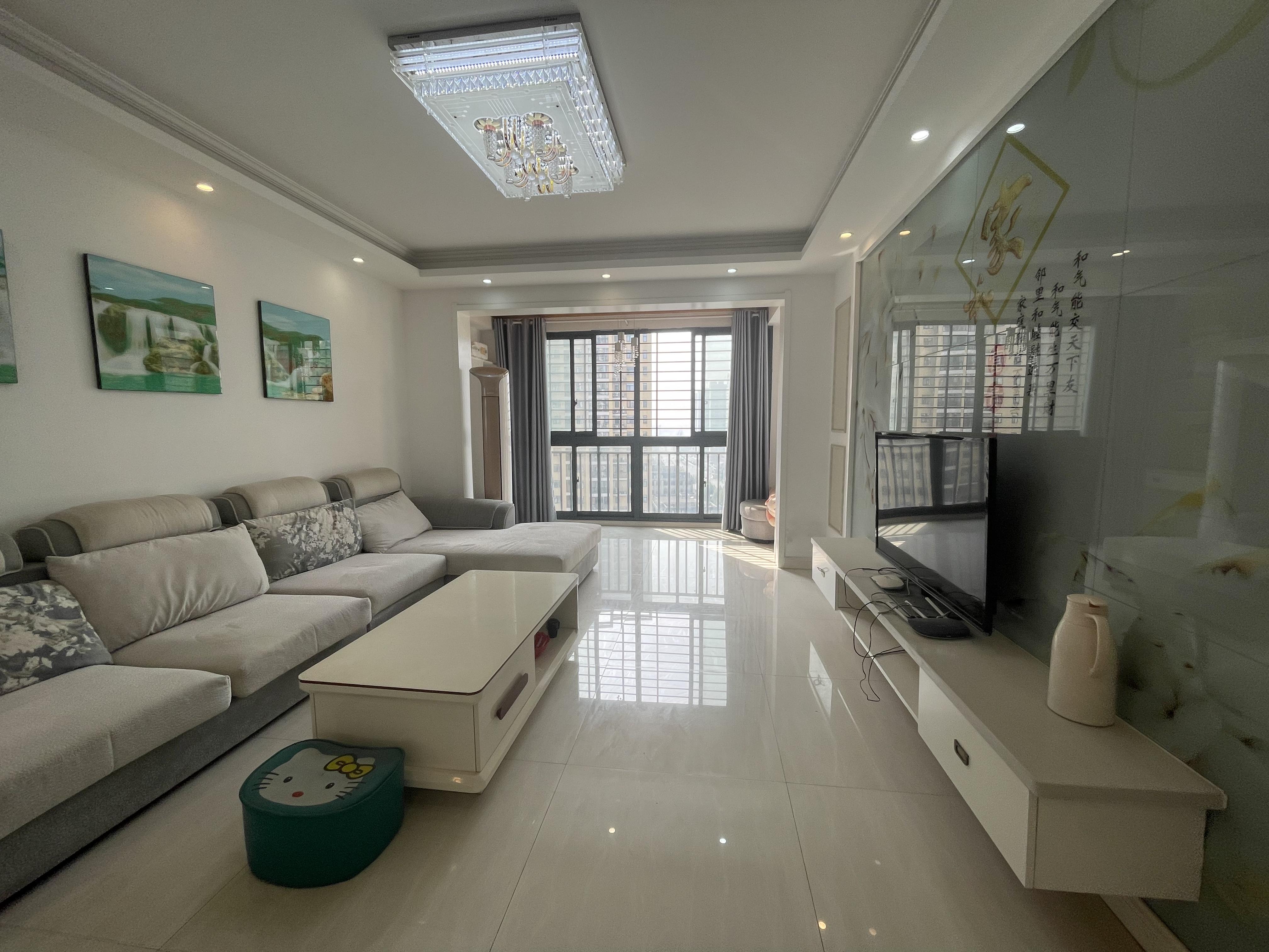 新城壹号新街3室2厅2卫精装修保养完好优价出售！