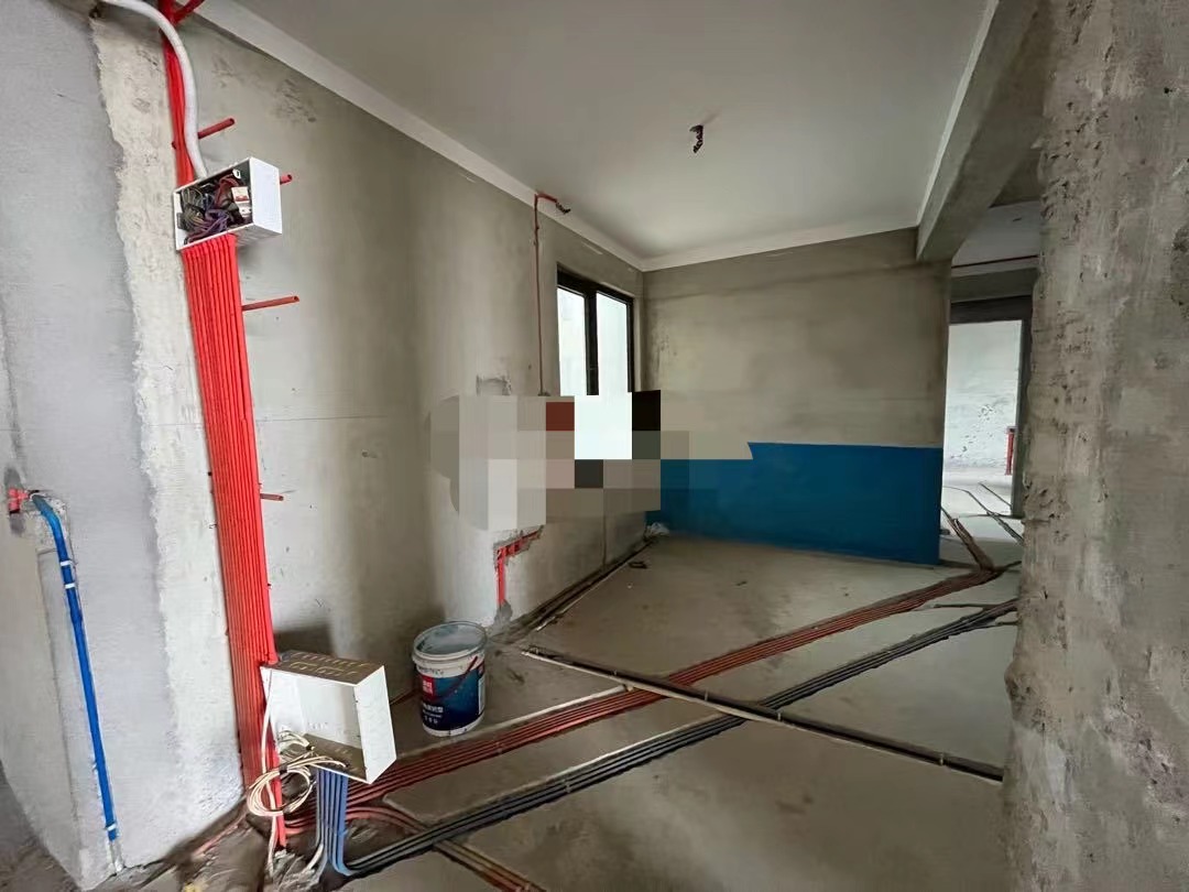 62，房东亏本出，城西大盘品质，江景房，水电已走，单价只要3700