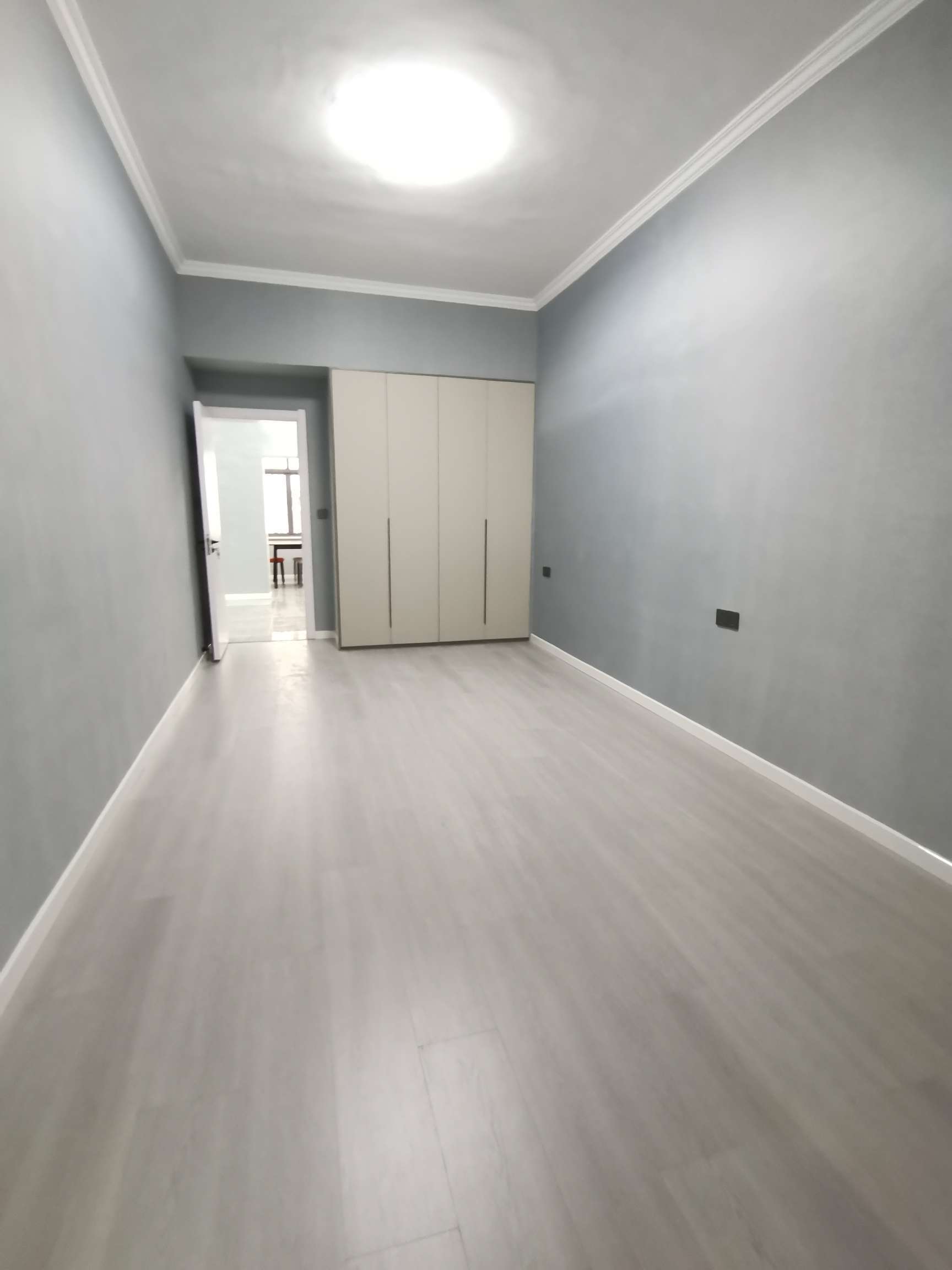 纽芬兰酒店对面，步梯二楼，大阳台，有院子好停车，精装三房