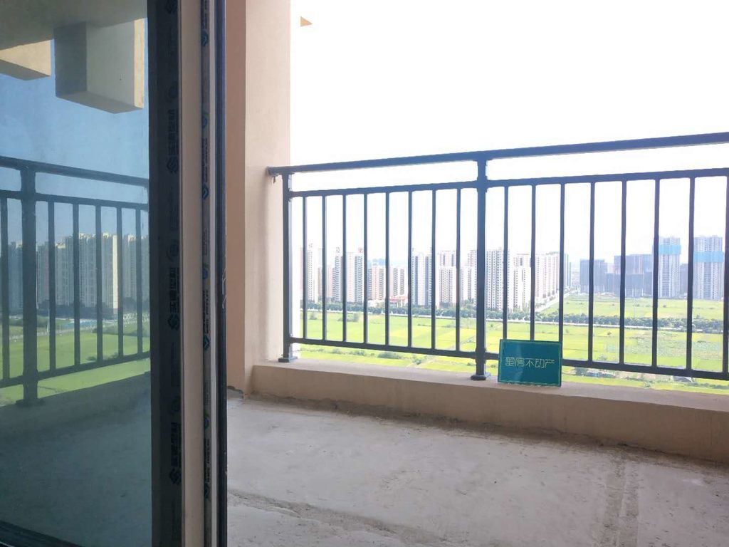 南国明珠.毛坯大三房.小区环境好.中间楼层.看房方便