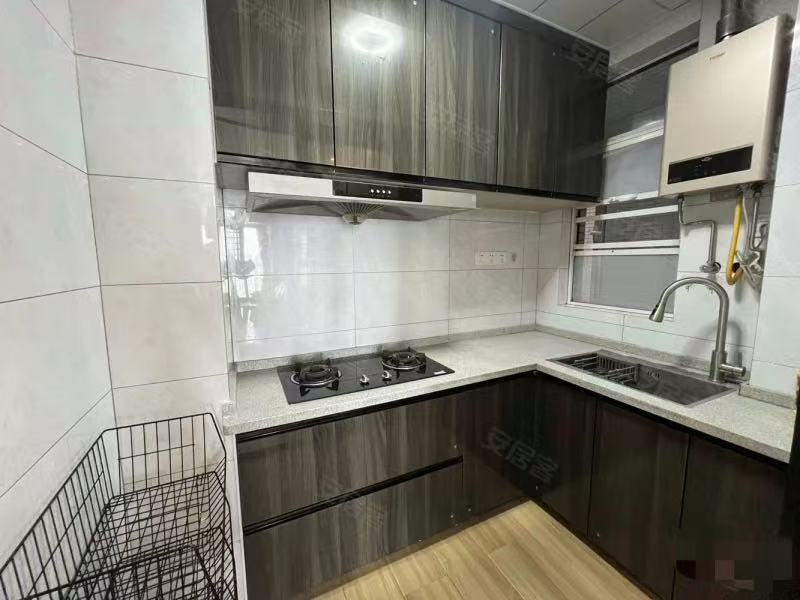 房东血亏，实验二小旁，次新小区，精装两房，成色新，拎包入住