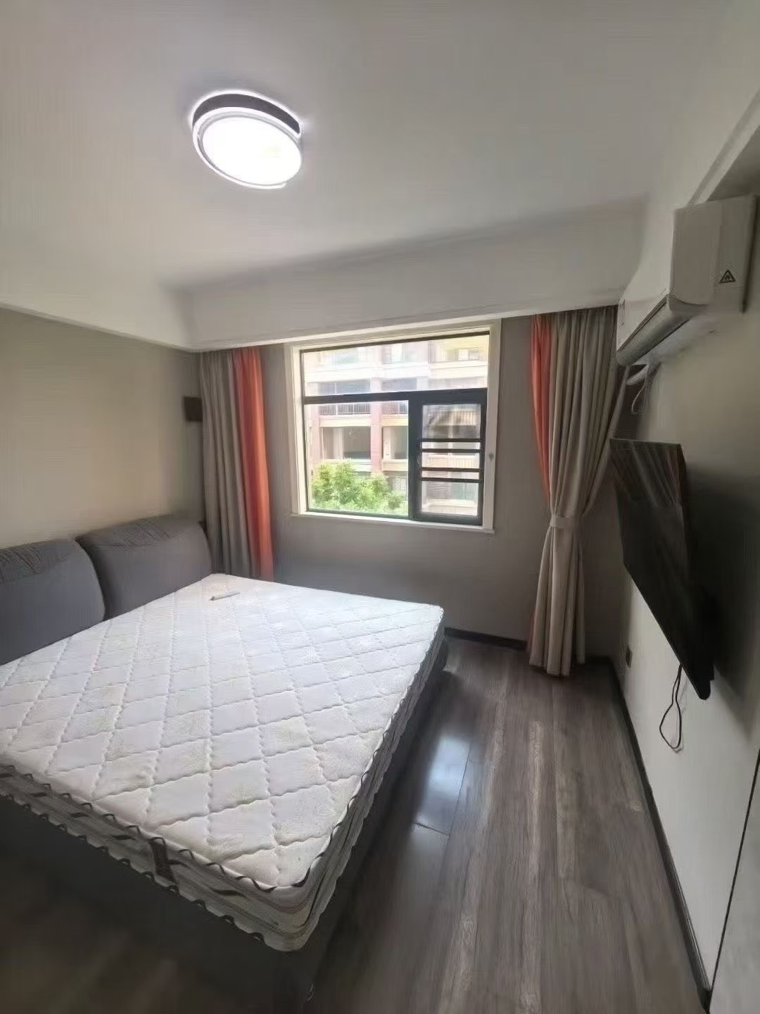 捡漏，城南新城壹号五期，小高层，两梯三户，精装3房2卫边户，单价5400+，9成新，房东诚心出售，