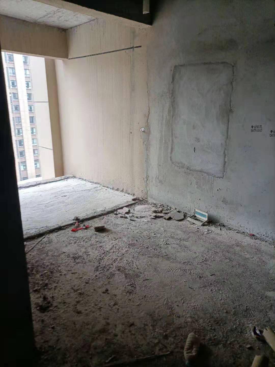 元泰未来城：新三中旁泰未来城毛坯大三房，中间楼层，税都交了，还有20万贷款