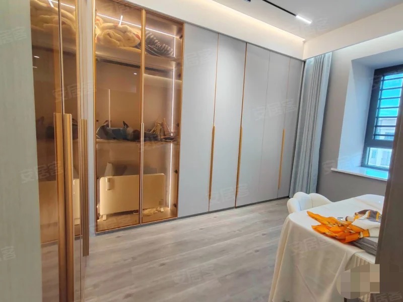 城南，南国明珠，主卧带衣帽间，精装四房，南北双阳台，证满二