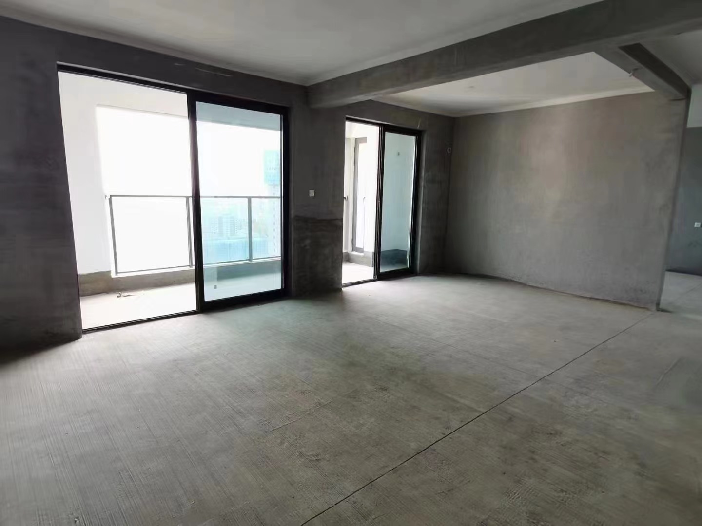 82，城南核新地段，吾悦广场 ​毛坯大三房，大阳台，诚心出售