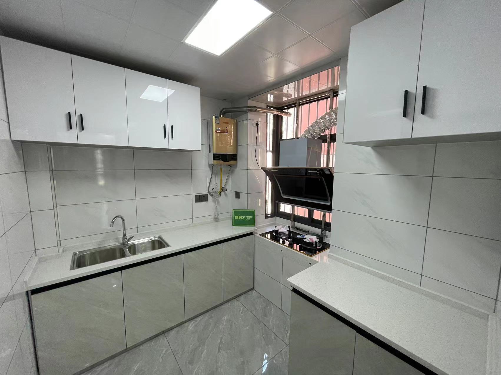 商城旁，华宝芙蓉花园，全新装修三房，步梯中层，证满二，看房方便