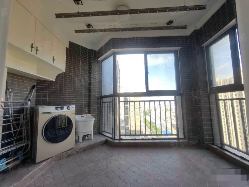 城东，和合国际，精装三房二卫，，好楼层23楼，包满二，