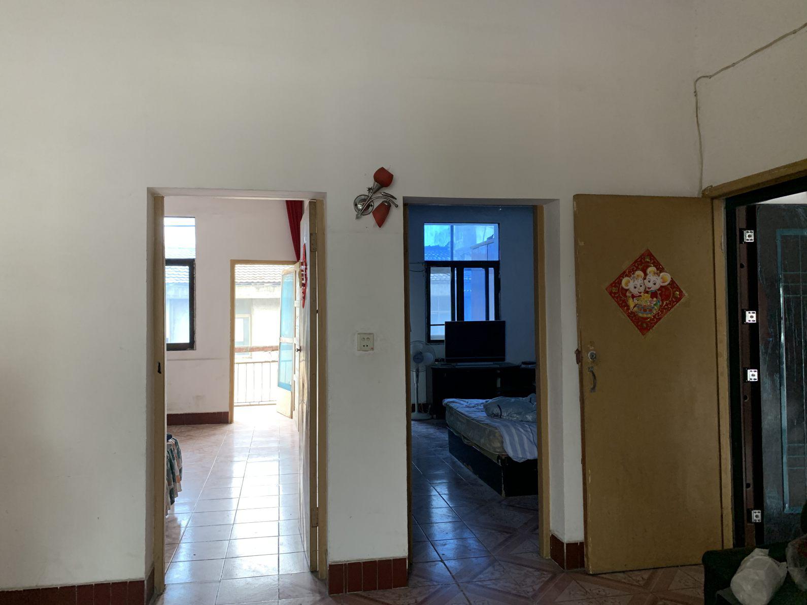 龙华山酒店东边20米处，五交化宿舍，70平，老证