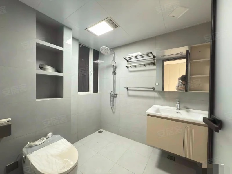 城南，大平层，蓝天白云，精装三房两厅两卫，全新装修，看湖景！带车位！