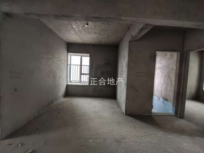 蓝天白云毛坯大三方南北通透采光好格局分明带车位