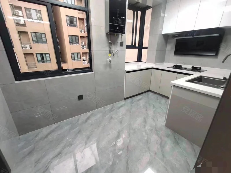 降价了，仙商附近，环球旁，配套齐全步梯3楼，精装三房，带大院子，证件齐全，赠送10多个平方