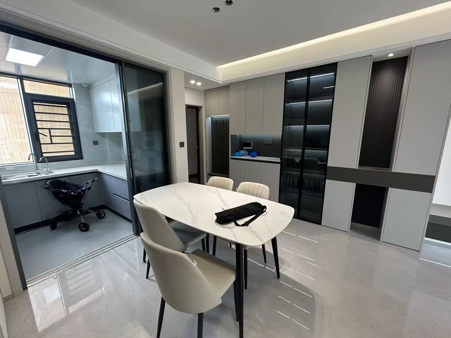 城南，新城壹号五期​，双湖景房，电梯好楼层15楼，精装三房，证满二，9.9成新，阳台直接看公园，全屋品牌