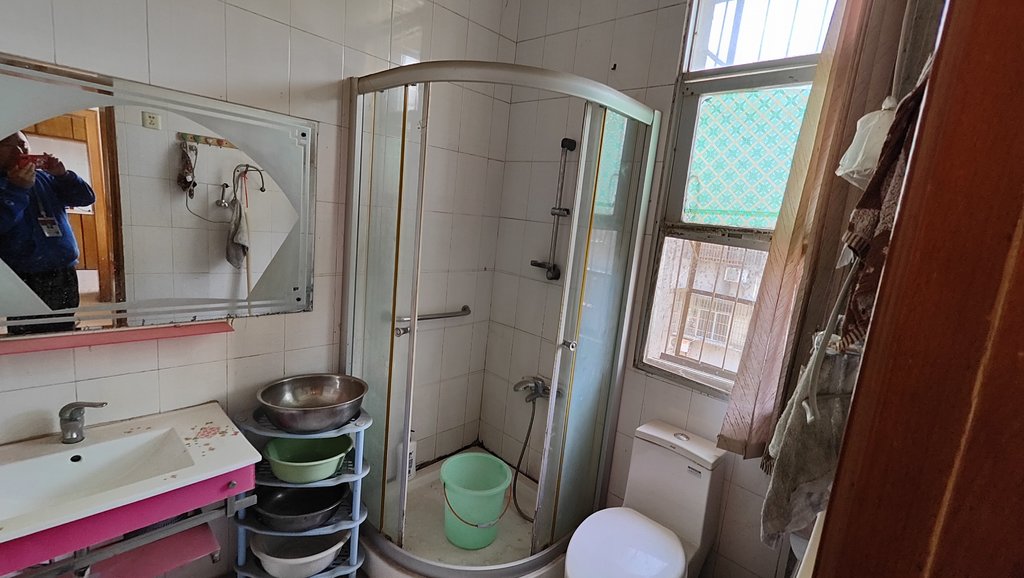 交通路实小仙源旁老检察院宿步梯三楼精装三房有院子能停车无物业管理费拎包即住