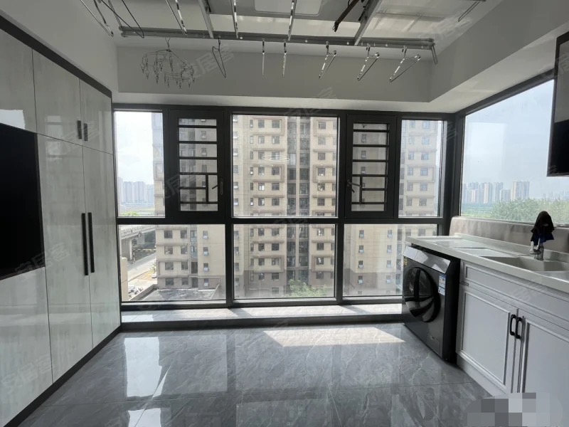 亏本出，城南，元泰未来城C区，边户，精装三房，证件满二，几乎全新，户型好