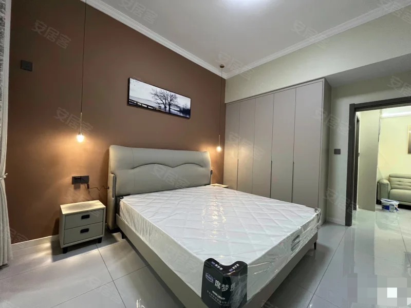 354，带50平院子，四中旁边，步梯1楼，全新9.9成新，精装4房2卫，非常适合养老