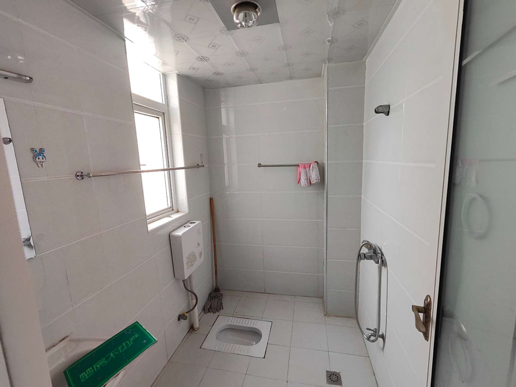 买它准没错了，东边50米三中，西边100米惠优谷幼儿园，往北300米沔小！汉江景苑小高层非常稀缺的精装三房两卫，