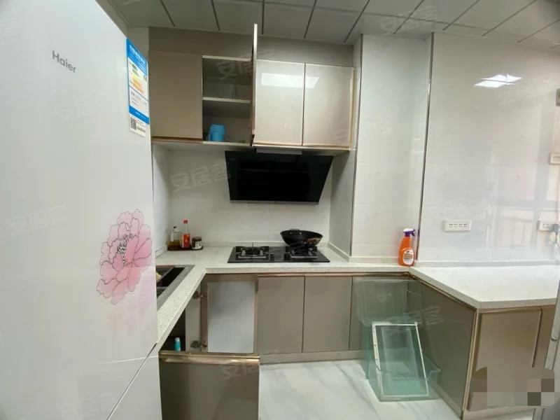 捡漏，房东急售，双湖景房，森林国际，精装3房，电梯好楼层。装修成色新