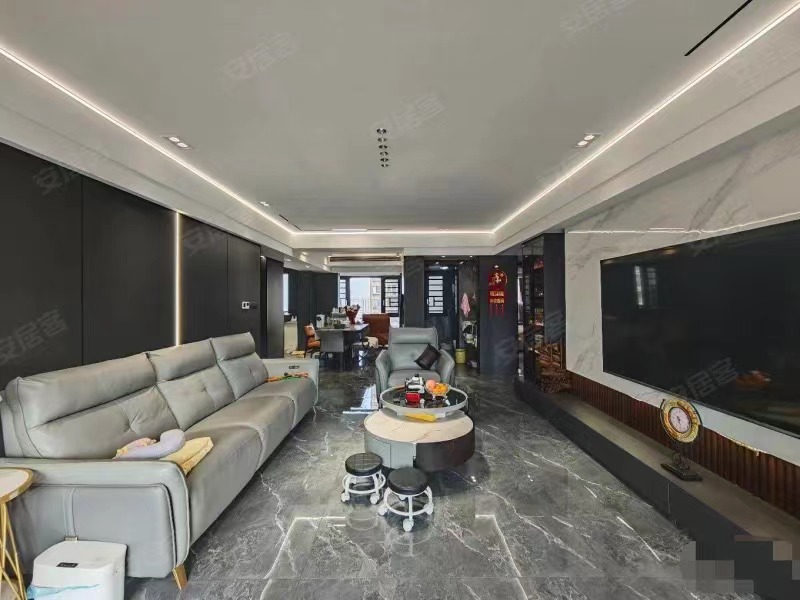 森林国际城，豪庄大‬四房，湖景房，全屋‮央中‬空调，地暖，​下‮就楼‬是‮二新‬中二小，南北通透