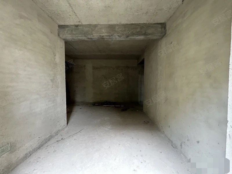 152，房东亏本诚心急售，绿地香格里拉，花园复式单价3800，快来捡漏174平，户型方正