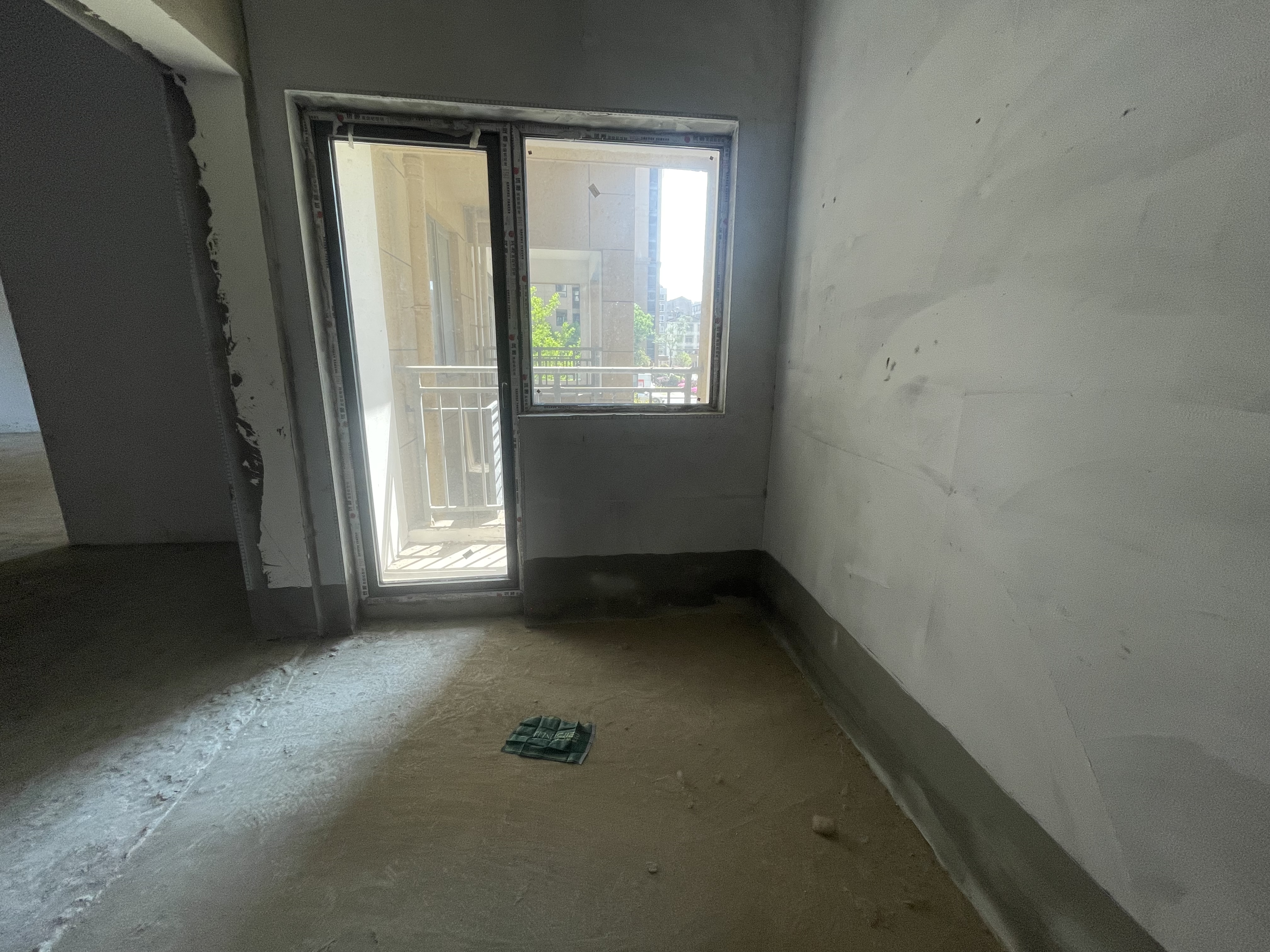 环球毛坯3面采光，单价5500，看房方便，出行方便