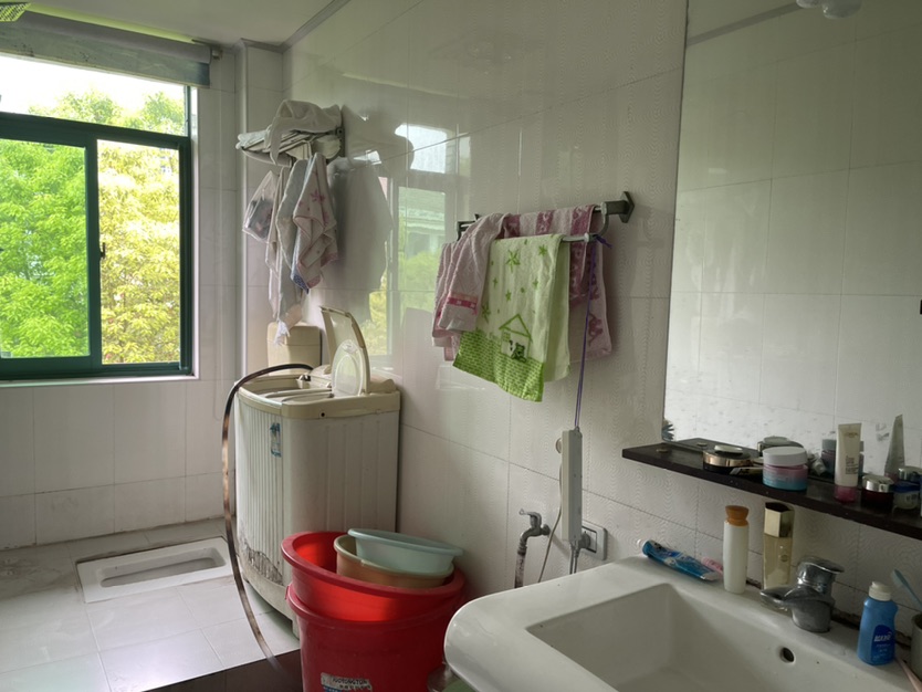 新景园，电梯小高层！精装修