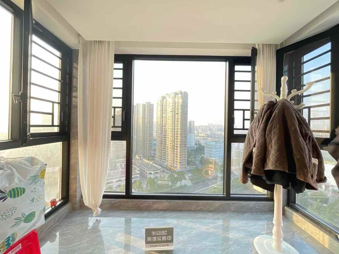 降价了，沔街头上，润泽天下，9.9成新，精装3房2卫，拎包即住。满二，好楼层