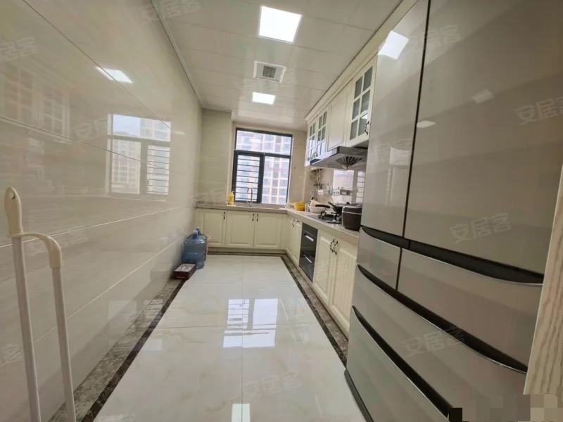 急售，新城壹号，欧式风格，装修花了百来万，精装四房，小区幼儿园xiao学都有，新二中，单价6000多