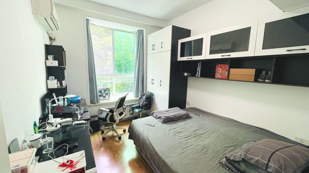 仙桃一中旁，大边户，全屋暖气片，品牌家具家电，带一个车库，好停车，