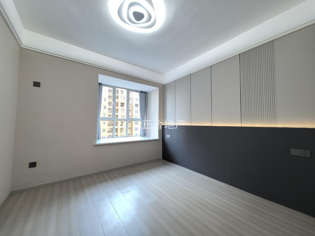 城南，沔阳天泽园，精装三房两卫，边户，全新装修，一天未住，电梯小高层7楼，满二