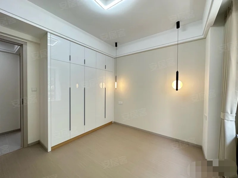 降价了，业主诚心出售，森林国际翡冷翠，全新精装三房，一天未住，下楼就是新二中二小，证满二