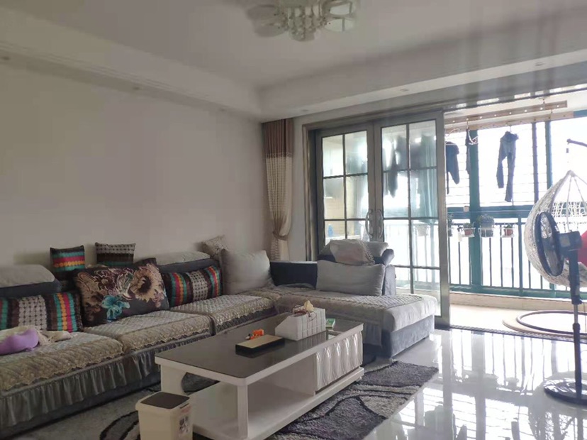 新城一号大户型，精装修，双阳台，交通便利