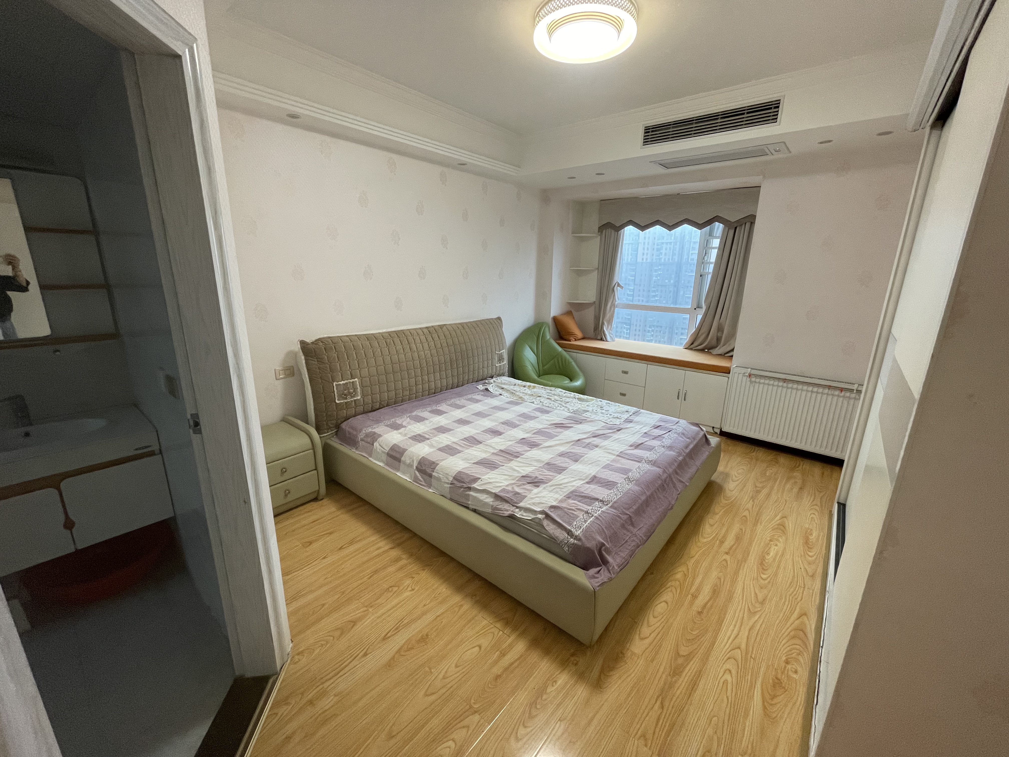 和合国际四期精装修带暖气片三房两卫很通透