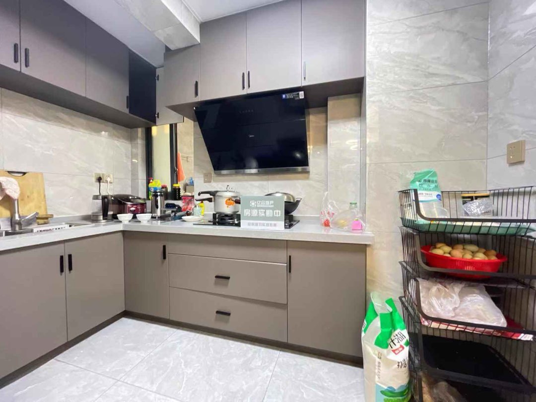 降价了，沔街头上，润泽天下，9.9成新，精装3房2卫，拎包即住。满二，好楼层