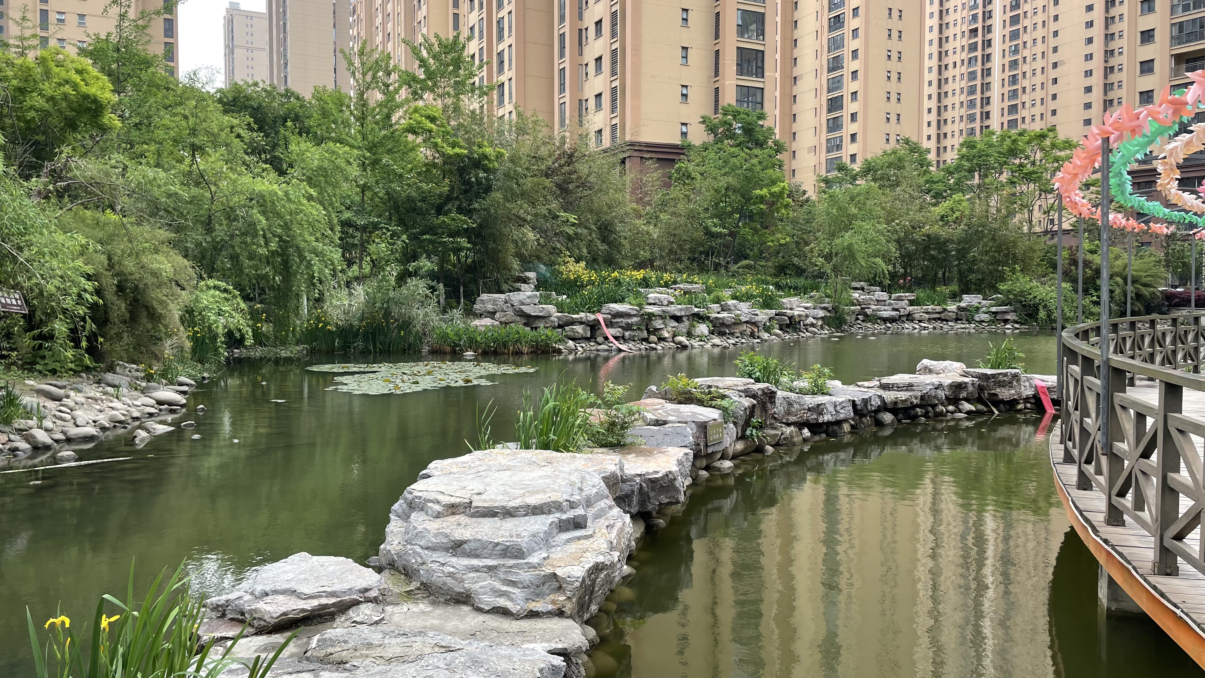 满庭春  192平大平层  毛坯  湖景房 没有不喜欢的道理  带车位