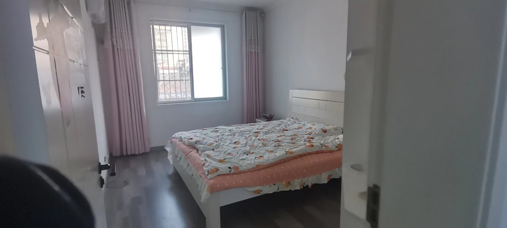 春江花园.精装三房.小区有出场好停车.房子成色新