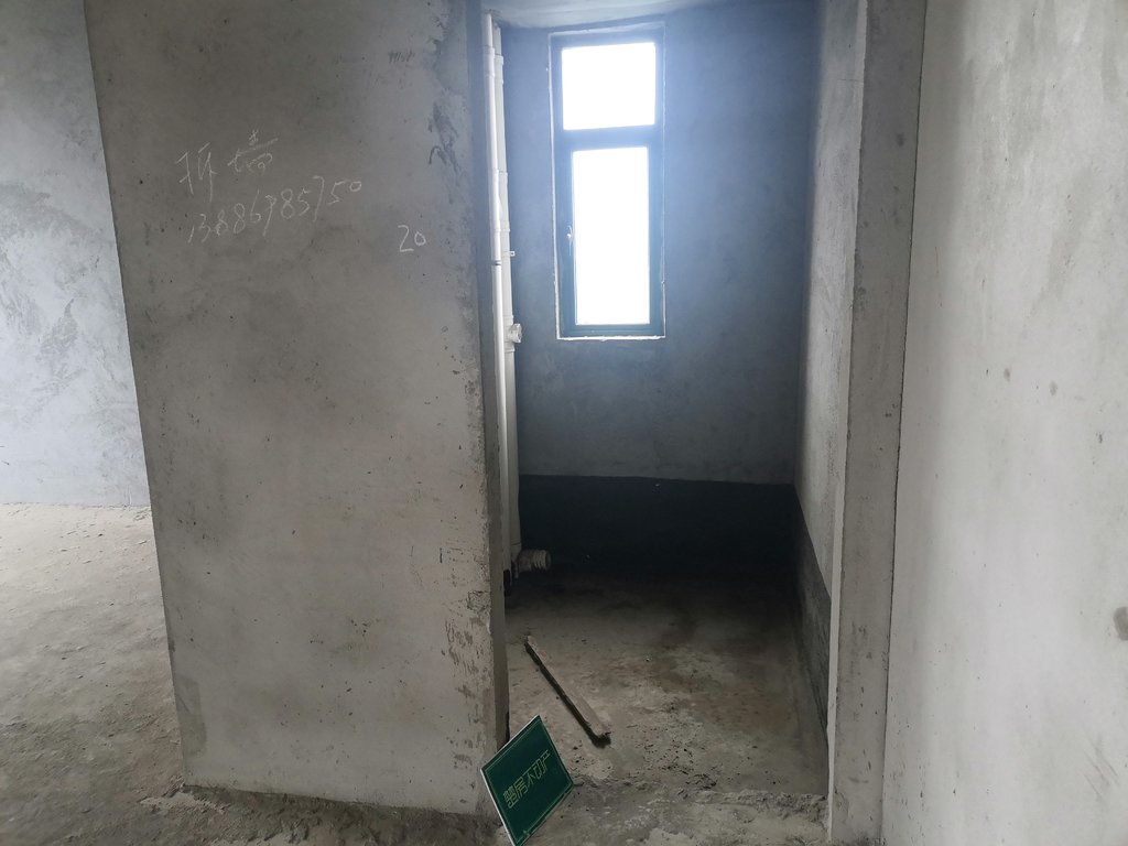 新城一号四期.毛坯四房.南北通透.看房方便