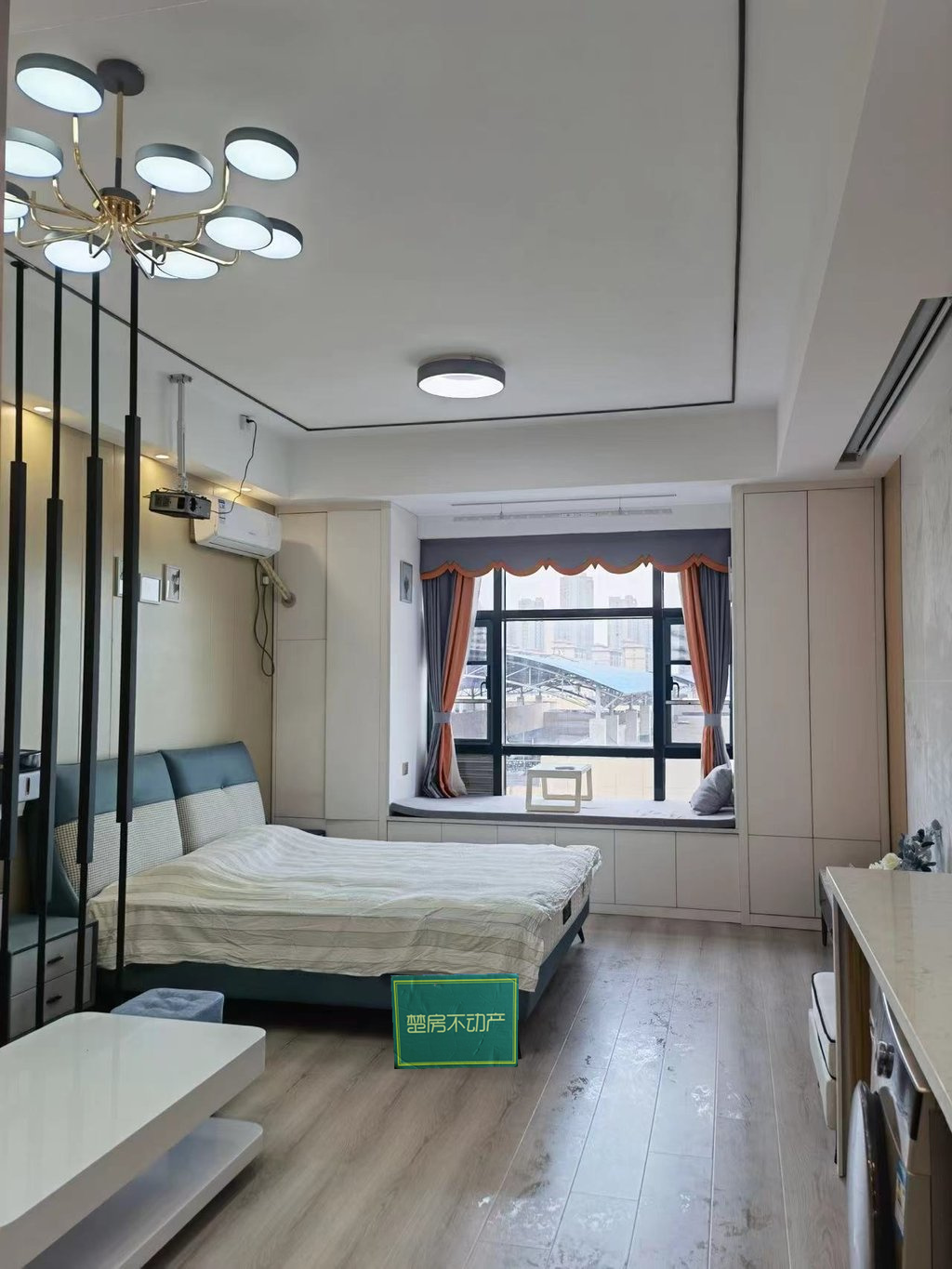 新三中校区对面 精装单身公寓 全新装修 看房赶紧来看