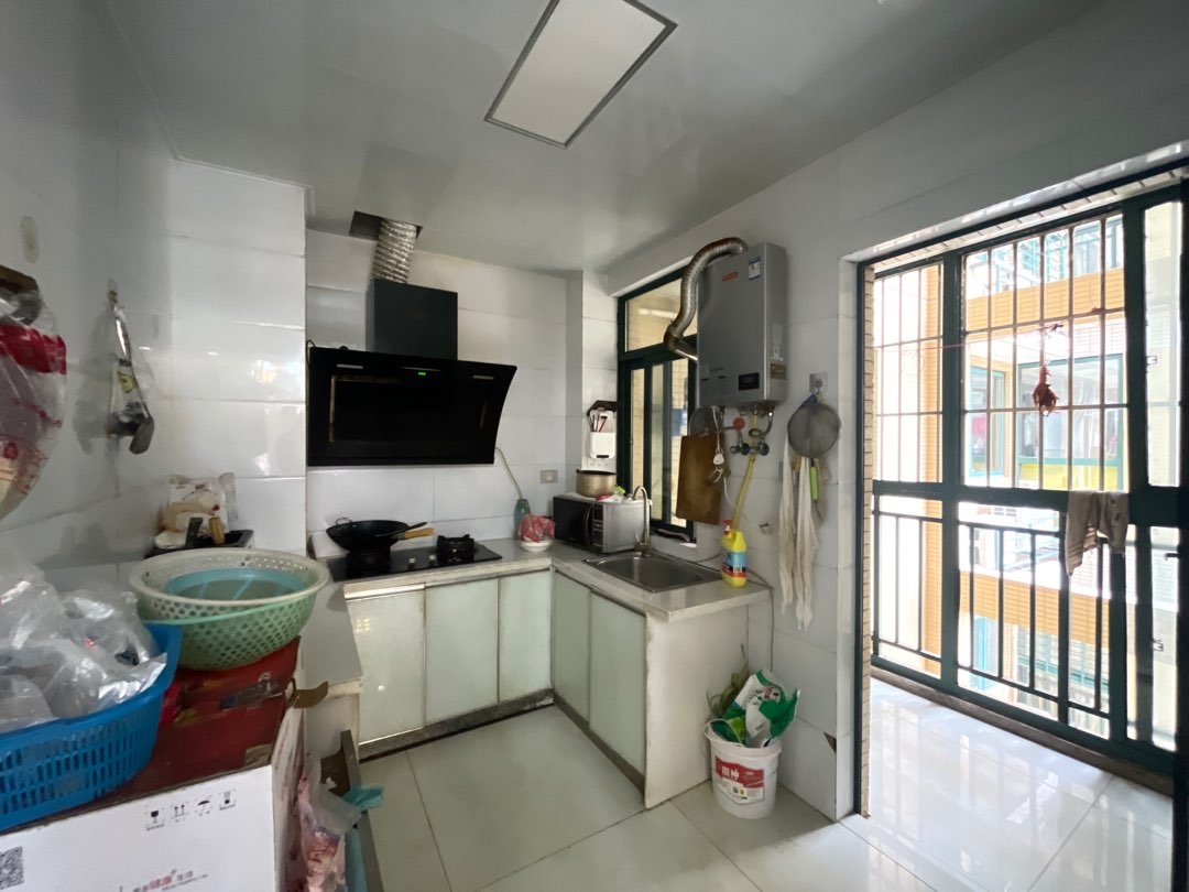 新城壹号精装3房出租，拎包入住，预约看房。