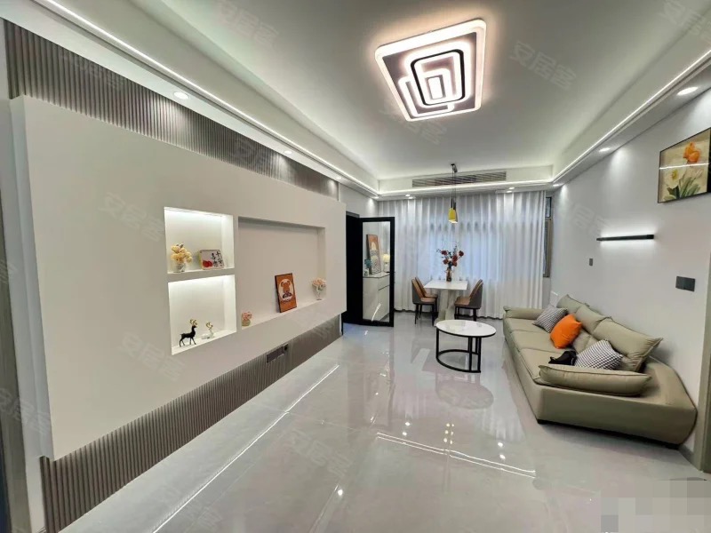 降价了，商城附近，步梯好楼层 ​，三楼 ，全新精装三房二卫 ，出门就是江滩公园 ，证满二年