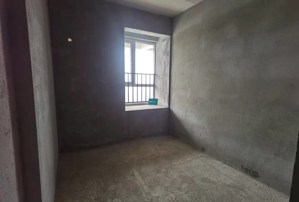 风和日丽.毛坯三房.买房送车位.中间楼层.看房方便