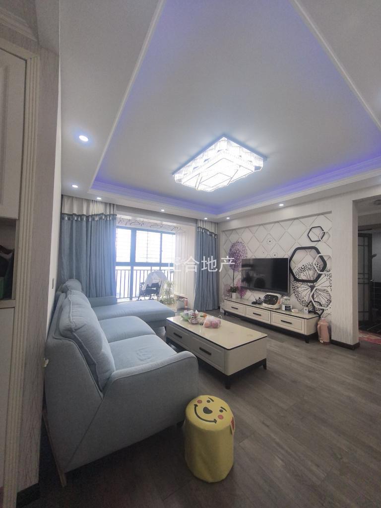 城东，精装三房，装修成色新。电梯小高层， 好楼层，单价4860，满五